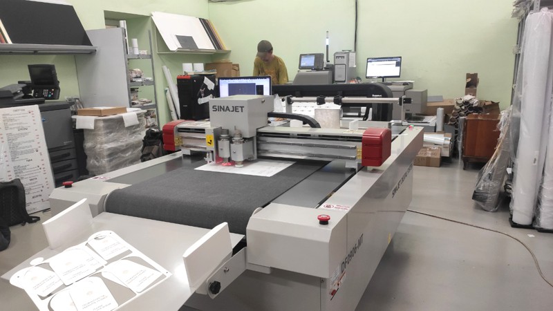 Специалисты компании «ТОП ПРИНТ КАТ» запустили в работу планшетный режущий плоттер SINAJET DF0906-MT в ялтинской типографии «ВИЗАВИ»