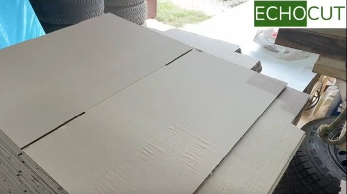 Профессиональный режущий плоттер ECHOCUT SL вырезает коробки из гофрокартона в компании Дубокс, Павлово