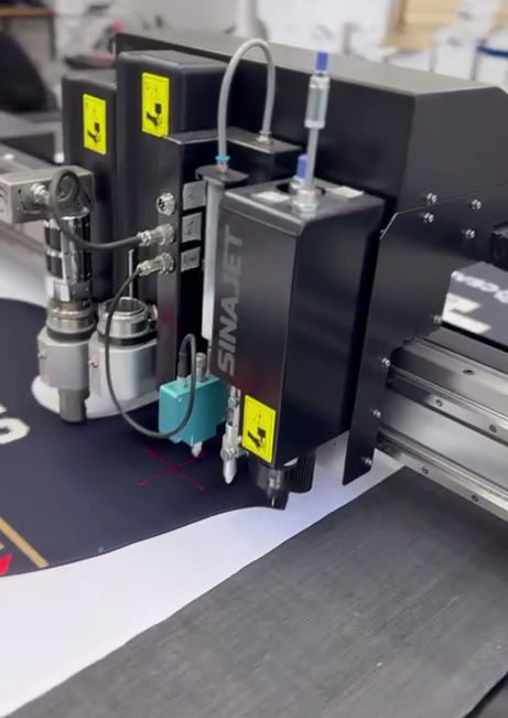 Режущий плоттер SINAJET DH 3021: год работы, полет нормальный