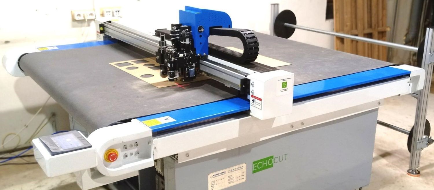 Планшетный плоттер ECHOCUT SL-1316 в мастерской «Дубокс»